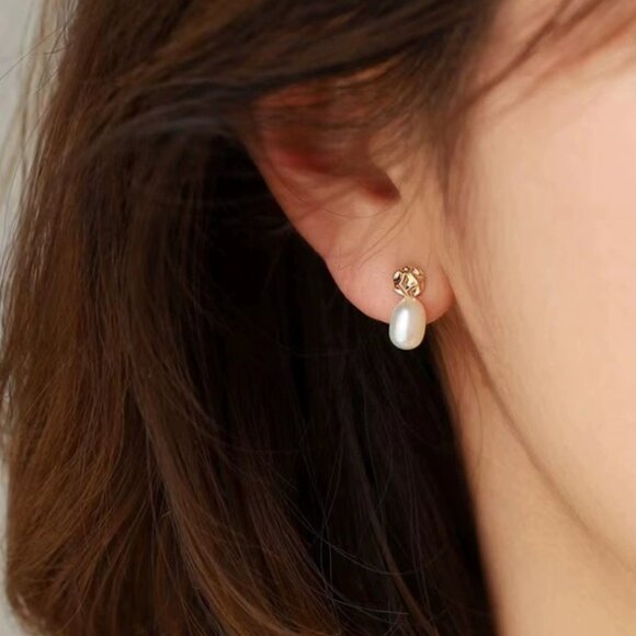 S925 Silver Needle Elegant Pearl unique & Trendy Earrings - Picture 1 of 3